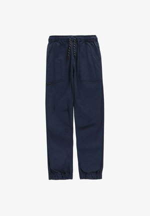 Granatowe, casualowe spodnie z elastyczną talią i mankietami, czarno-białym sznurkiem oraz przednimi naszywanymi kieszeniami na jednolitym białym tle.