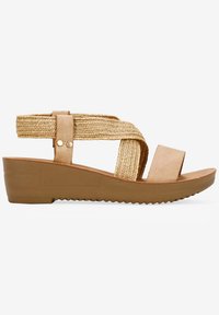 Sandalia de cuña con plantilla y correa de imitación cuero marrón, que presenta una banda de textil beis trenzada y una suela externa de goma texturizada.