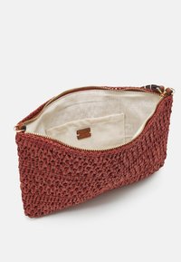 Clutch intrecciato rosso con un esterno testurizzato, cerniera dorata e interno beige dotato di una piccola tasca. Realizzato con materiali resistenti.