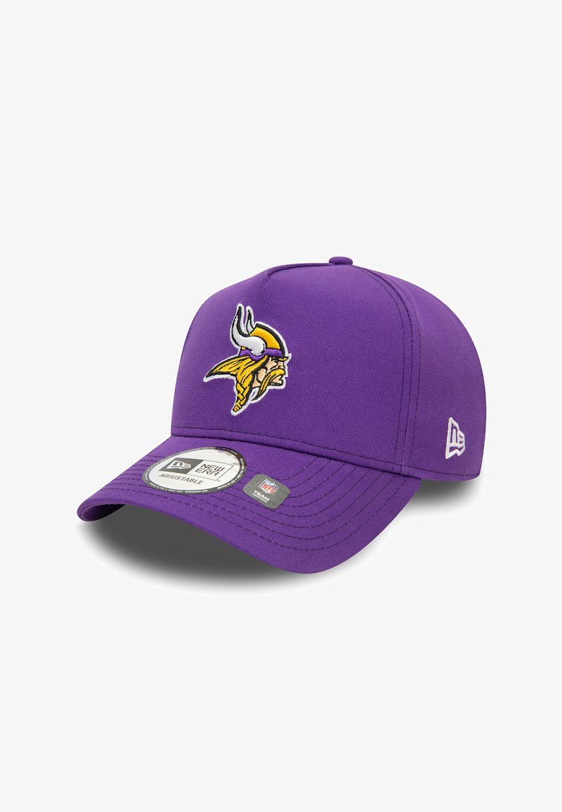 Gorra de béisbol morada con correa ajustable, que presenta un logo bordado de un vikingo en la parte delantera y lateral, hecha de un tejido duradero.