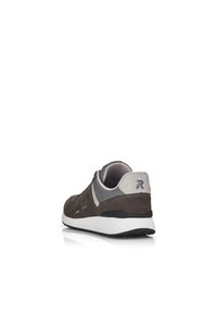 Bruna mocka- och mesh-sneakers med en vit sula, med grå detaljer och en logotyp på baksidan. Rundad form och vadderad krage.