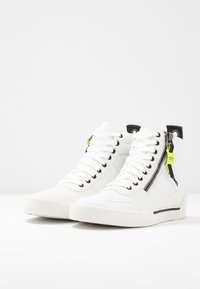 Diesel S-DVELOWS MID - Kõrge servaga tossud - star white