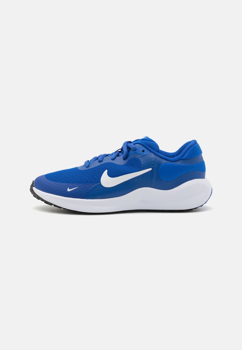 Baskets de sport bleues avec tige en mesh, accents blancs incluant le logo, semelle rembourrée, bout rond et semelle extérieure texturée noire.