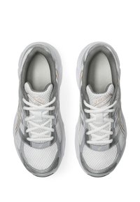 Grå och vita sportskor med överdel i mesh, vadderad krage och snörning. Har syntetiska detaljer och en texturerad sula.