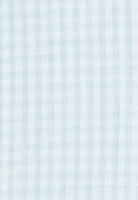 Lichtblauwe en witte geblokte stof met een gladde textuur, voorzien van een rasterpatroon dat is ontstaan door afwisselend gekleurde strepen.