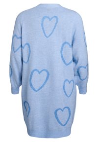 Světle modrý svetr s nadměrnými srdci v různých odstínech modré, s kulatým výstřihem a žebrovanými manžetami a spodním lemem. Měkká, strukturovaná látka.