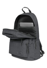 Šedý batoh z látky s hlavní kapsou na zip, přihrádkou na notebook a přední kapsou se stahovací šňůrkou. Odolný materiál.