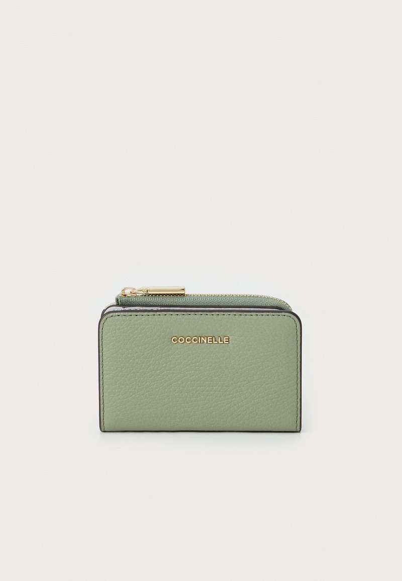 Grünes strukturiertes Lederportemonnaie mit einem goldenen Reißverschluss und Logo, in rechteckiger Form und mit kontrastierenden Nähten entlang der Kanten.