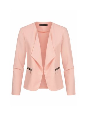 Heled roosa kohandatud bleiser, millel on klapiga krae, pikad varrukad ja lukuga taskud ees. Sile kangas struktuurse sobivusega.