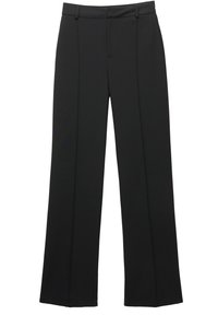 Pantalones de traje negros de pierna recta con trabillas para cinturón y un pliegue frontal en cada pierna, mostrados planos sobre un fondo blanco.