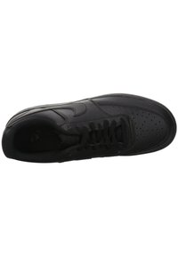 Zapatilla negra con parte superior de cuero suave, puntera redondeada, detalles perforados, cordones negros planos y suela de goma texturizada.