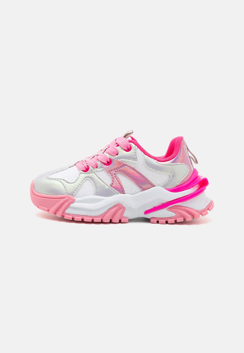 Scarpe da ginnastica bianche e rosa con superiore in rete e materiale sintetico, dotate di accenti riflettenti, lacci rosa e suola in gomma testurizzata.