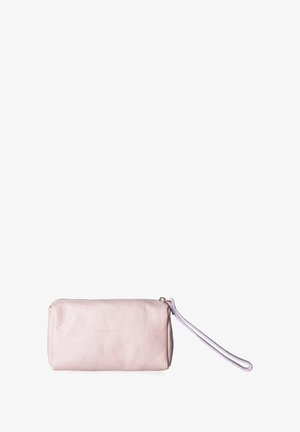 Roze leren clutch met een textuurafwerking, ritsluiting en een polsband. Compact rechthoekig van formaat, ontworpen voor het meenemen van de nodige spullen.