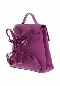 Sac à dos en cuir violet avec des sangles ajustables, une poignée supérieure et une poche zippée à l'arrière, présenté sur fond blanc.