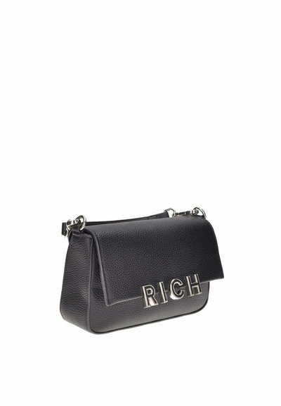 Borsa a tracolla in pelle nera con finitura testurizzata, lettering argentato "RICH" sulla parte anteriore e chiusura a pattina. Include una tracolla rimovibile.
