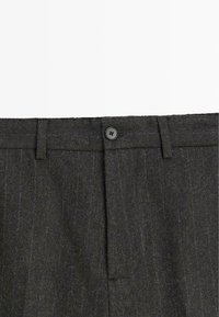 Pantaloni grigi in misto lana con una finitura texturizzata, dotati di chiusura a un bottone, passanti per cintura e sottili righe verticali.