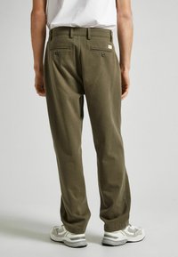 Pepe Jeans RELAXED STRAIGHT - Hlače chino - military green
