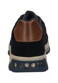Navy-Suede-Sneaker mit braunem Lederakzent an der Ferse, kontrastierender beige Mittelsohle und dunkler Gummisohle mit eingeprägtem "bugatti"-Detail.