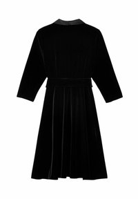 Musta samettinen mekko, jossa on pitkät hihat, V-kaula-aukko, vyötärövyö ja laskostettu hame. Sileä pinta, elegantti muotoilu, ei näkyviä kuvioita.