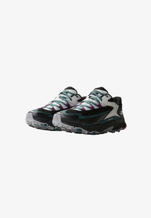 Par de zapatos de senderismo negros, blancos y turquesa con suelas gruesas, cordones turquesas y detalles rosas, inclinados para mostrar vistas frontal y lateral.