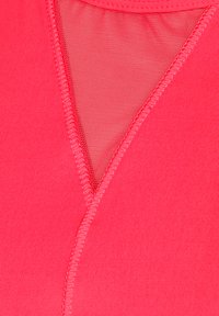 Haut de sport rose vif avec un design en V, doté d'un panneau en maille et d'un tissu lisse et texturé, agrémenté de coutures contrastantes.
