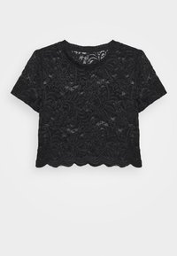 Top corto de encaje negro con mangas cortas, que presenta un patrón floral y un dobladillo festoneado. La tela tiene una apariencia delicada y texturizada.