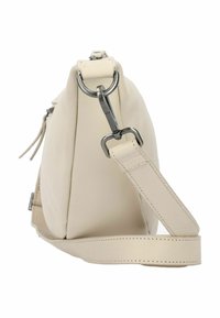 Bolso de mano de cuero beige con un diseño estructurado, correa ajustable, herrajes de plata y superficie texturizada. La vista lateral destaca la forma.