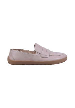 Mocassin en cuir beige clair sans lacets avec bout arrondi et semelle en caoutchouc marron, vu de côté extérieur.