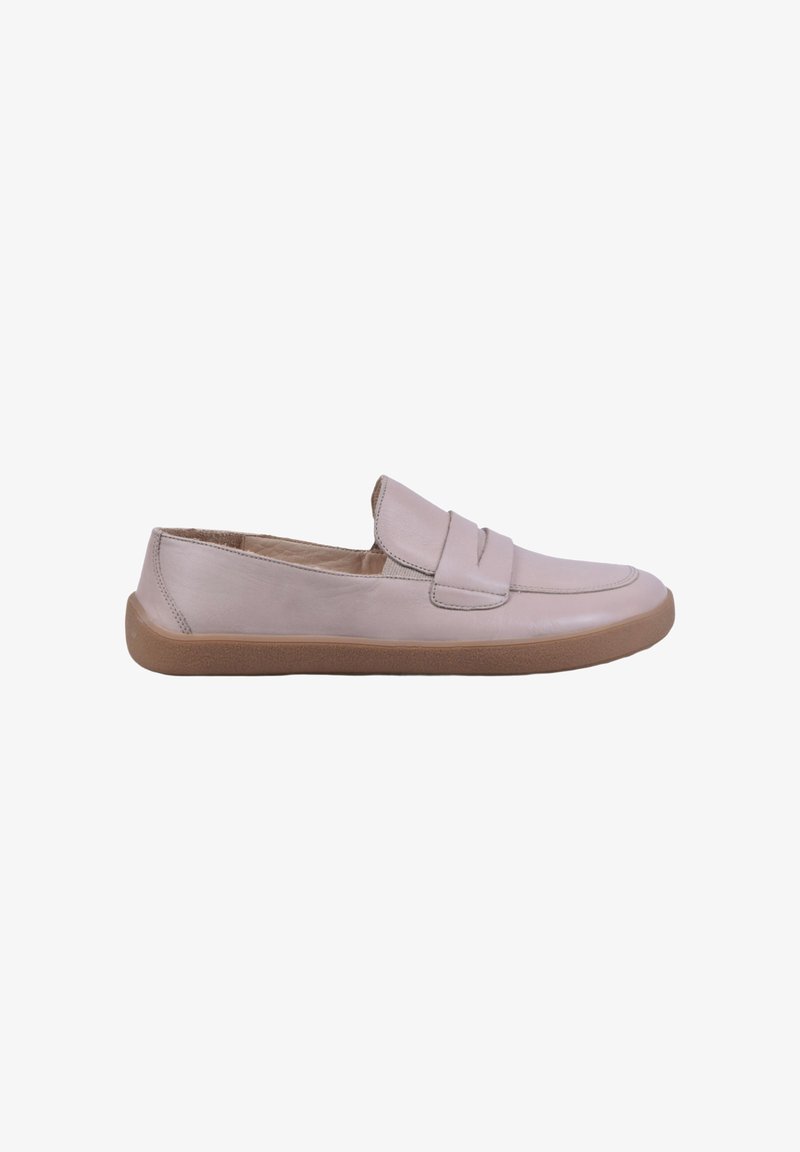 Mocassin en cuir beige clair sans lacets avec bout arrondi et semelle en caoutchouc marron, vu de côté extérieur.