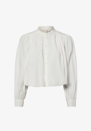 Weiße Bluse mit langen Ärmeln, hohem Kragen, Knopfleiste vorne und gerafften Stoffdetails an Schultern und Manschetten.