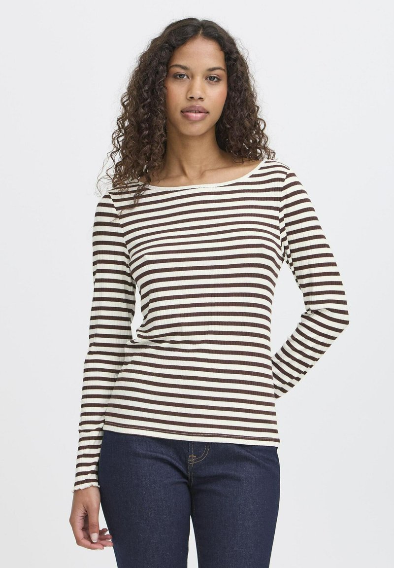 Langærmet top med bred halsudskæring, der har horisontale striber i brun og creme. Stoffet har en ribbet tekstur. Sæt den sammen med mørkeblå jeans.