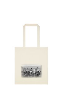 Borsa tote in tela beige con una grafica frontale di cinque persone sedute su una trave, sfondo di skyline, texture liscia e manici resistenti.
