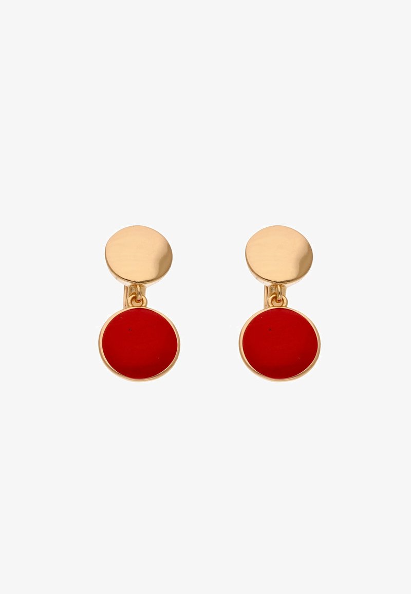 Pendientes de metal con baño dorado y un colgante circular de esmalte rojo. El diseño incluye un pequeño botón circular en la parte superior y un círculo colgante.
