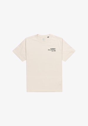 Pohodlné tričko s krátkymi rukávmi a okrúhlym výstrihom v svetlej béžovej farbe. Na hrudi sa nachádza tmavosivé písmeno značky s nápisom nižšie.