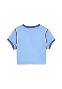 Lyseblå kortermet t-shirt med kontrastfarvet mørk lilla krave og ærmekanter, prydet med hvide accentstriber på skulderne.