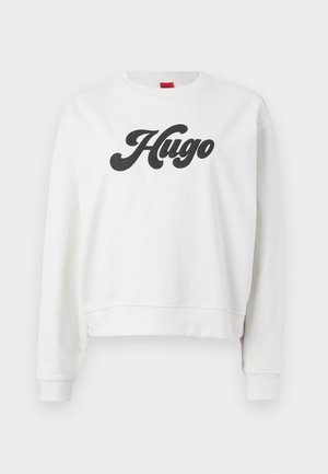 Vit sweatshirt med en avskuren design, med långa ärmar och en rundad halsringning. Svart "Hugo"-logotype som visas tydligt på framsidan.