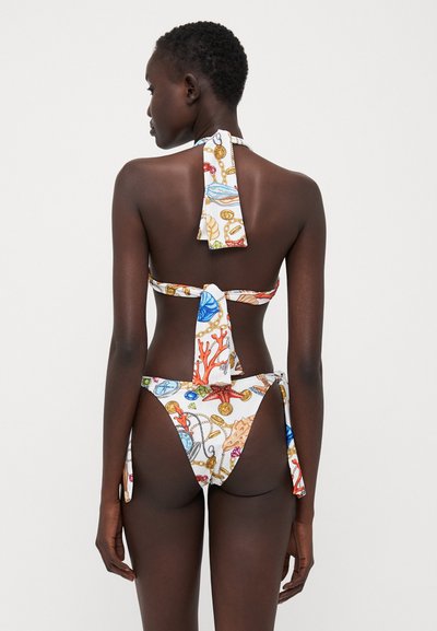 Bikini-set med halterneck-design. Har et fargerikt trykk av skjell og koraller på en hvit bakgrunn. Knytes bak.