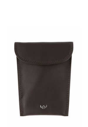 Dunkelbraune Ledertasche mit Klappverschluss und kleinem silbernem bullenförmigem Emblem unten in der Mitte.