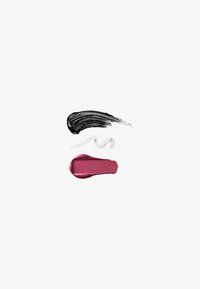 Fire swatches av produkt: blank svart, myk hvit, skinnende rosa og en livlig fuchsia, ordnet i en horisontal linje på en lys bakgrunn.