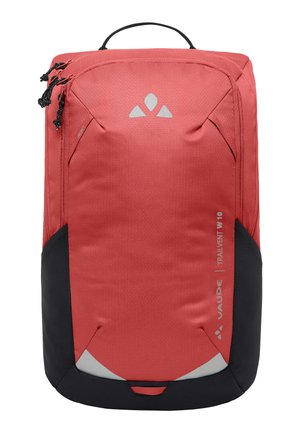 Rode rugzak met zwarte accenten, gemaakt van textiel met textuur. Heeft meerdere ritsen, een handvat en een logo op de voorkant voor branding.