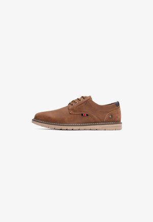 Zapatos de cuero marrón con cordones y un acabado suave, con suela de goma beige y detalles laterales en azul y rojo.