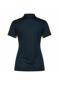Marineblaues Kurzarm-Poloshirt mit Kragen; verfügt über leuchtend grüne Seiteneinsätze und ein glattes, leichtes Material. Rückansicht dargestellt.