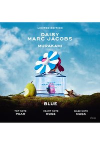 Parfum édition limitée Daisy Marc Jacobs Murakami avec un bouchon fleur bleu et blanc, des notes de poire, rose et musc sur un fond de mousse sous un ciel bleu.