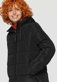 Schwarze Daunenjacke mit Kapuze, ausgestattet mit Reißverschlusstaschen, dicken gesteppten Bereichen und Zugbändern, aus glattem, glänzendem Material gefertigt.