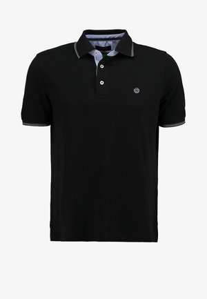 Zwart polo-shirt met korte mouwen, contrasterende kraag en manchetten met witte details, logo op de borst; gecombineerd met zwarte broek en schoenen.