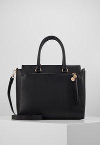 Borsa a mano in pelle nera con hardware dorato, doppi manici, tracolla rimovibile e una tasca con zip frontale con un accento a frange.
