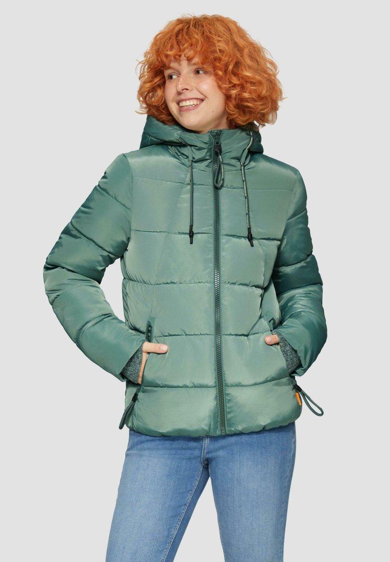 Groene pufferjack met een capuchon, voorzien van gequiltte secties, zijzakken en verstelbare koordjes. Gelaagd stof en ritsluiting.