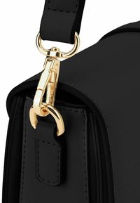 Borsa a tracolla in pelle nera con chiusura in metallo dorato e attacco ad anello. La texture è liscia con dettagli di cucitura visibili.