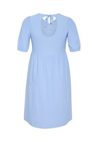 Lichtblauwe jurk met pofmouwen, details van een strik op de rug en een scoop cutout. Gemaakt van gestructureerde stof met een uitlopende rok.