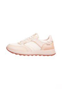 Zapatilla baja de mujer en tonos beige claro y rosa, diseño de cordones, suela de goma con patrón antideslizante, etiqueta de marca Pikolinos en el talón.